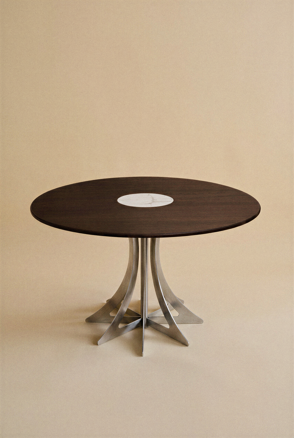 Table Fibonacci - Acier inoxydable et bois massif insert marbre ‚Äî Chêne chocolat