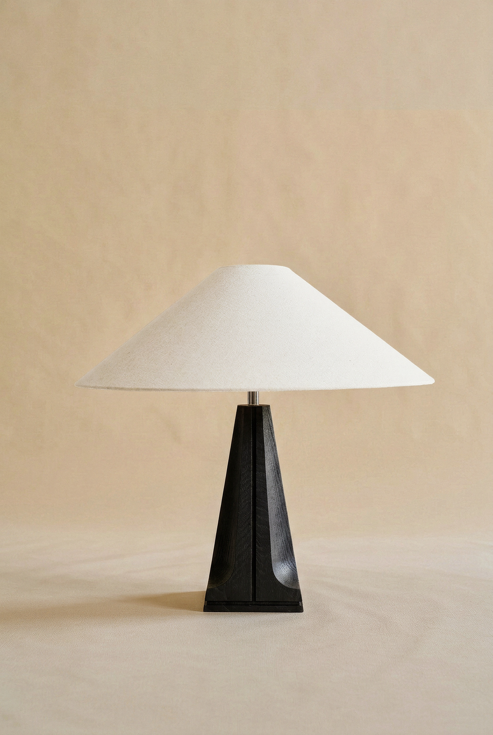 Lampe de table TIHUACAN ‚Äî Frêne noir
